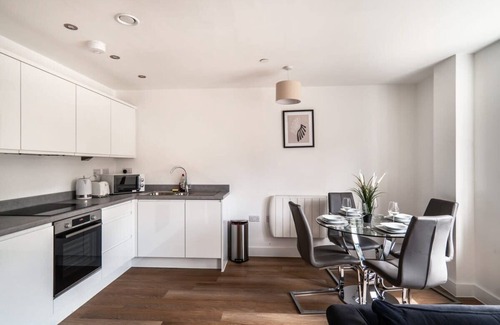 Old Trafford Apartment | Stay Zeni, Alexandra Rise Manchester Roomy 1 Bed