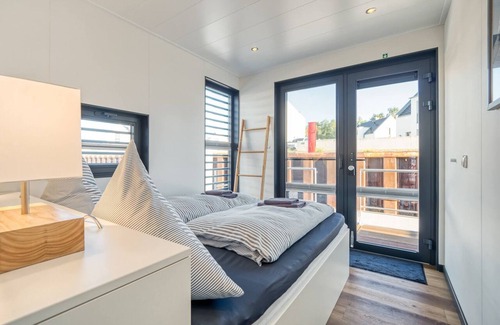 Peenemuende Boat Rental | Stay24 - Modernes Hausboot für 4 Personen im Yachthafen auf Usedom