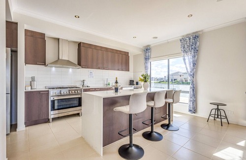 Sanctuary Lakes House | StayAU 5BR Idyllic Lakefront Escape Point Cook