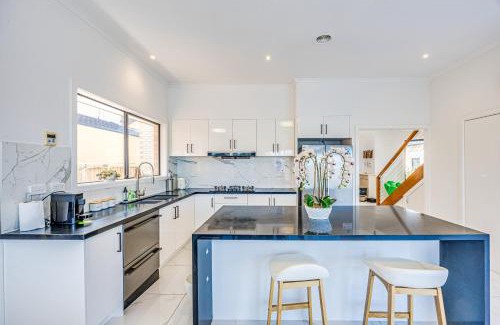 Sanctuary Lakes House | StayAU 6BR Deluxe Lakeview House Point Cook