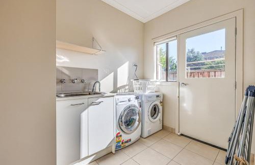 Pakenham House | StayAU Pakenham 5 BRM Hidden Oasis Pet-friendly