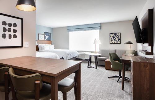 Iowa River Landing Hotel | Staybridge Suites - Iowa City - Coralville by IHG