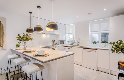 St Albans Apartment | Staycation 2 bed/2 bath Gated Development LUX St Albans - Off Street Parking