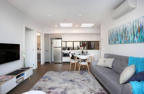 Northcote Apartment | StayCentral - Northcote Hill Penthouse - Campbell Grove, Northcote - 2 Bedrooms, 2 Beds, 1 Bathroom, 1 secure undercover parking spot.