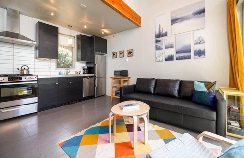 Belmont House | #StayInMyDistrict Buckman Spacious Modern Rowhouse