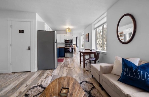 Downtown Vancouver Apartment | #StayInMyDistrict Downtown Loft