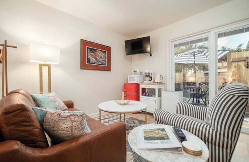 Sellwood-Moreland House | #StayinMyDistrict Sellwood Coco Rose Retreat