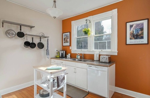 Belmont Apartment | #StayInMyDistrict Sunnyside Vintage Charmer