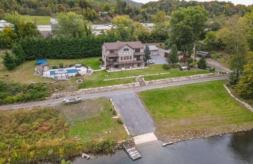 Dauphin House | Stays @ Riverside Manor