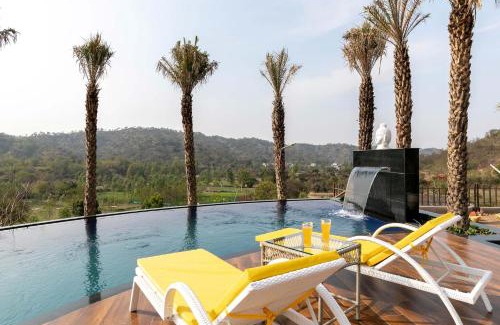 Kishangarh House | StayVista at Brickwood Hill with Outdoor Infinity Pool & Jacuzzi