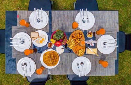Brein Villa | StayVista at Gaash Cottage - Pet Friendly Villa with Lawn, Bonfire, WiFi