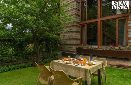 Old Manali Villa | StayVista at Retreat Cottages with Lawn, Bonfire