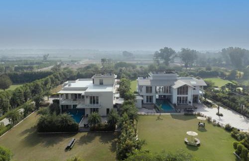 Gurugram Villa | StayVista at The Francolin Farm with Free Breakfast, Infinity Pool & Jacuzzi