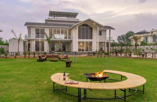 Gurugram Villa | StayVista at The Francolin Farm with Free Breakfast, Infinity Pool & Jacuzzi