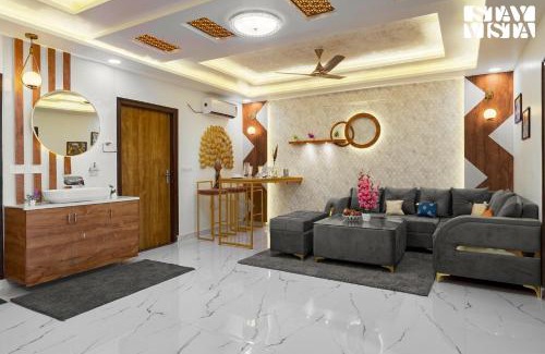 Jaipur Apartment | StayVista's Regal by Aaj - City-Center Villa with Indoor-Outdoor Games, Terrace & Elevator