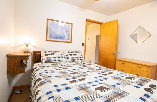 Walker Cabin | Steamboat Bay Resort Cabin 4 - small family cabin