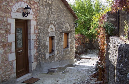 Trikolonoi House | Stemnitsa Diavatiko Traditional Appartments
