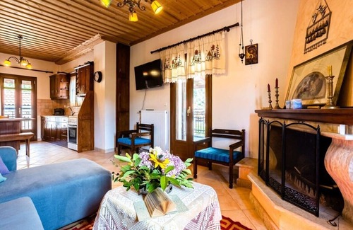 Trikolonoi Apartment | Stemnitsa Stone Residence - Comfy Mountain Getaway