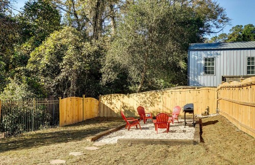 Rosewood House | Step-Free Home with Fire Pit - 3 Miles to USC!