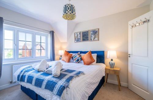 Newport Apartment | Step Into the Past, Stay for the Memories, Historic 3-Bed Home near Monmouth Castle, Sleeps 5, Parking & Wi-Fi