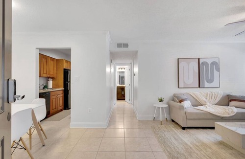 Bayshore Gardens Apartment | Steps from Bayshore! Cozy King suite w pool/Gym