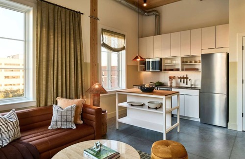 Yamacraw Village Apartment | Steps from River Street + Outdoor Pool & Bike