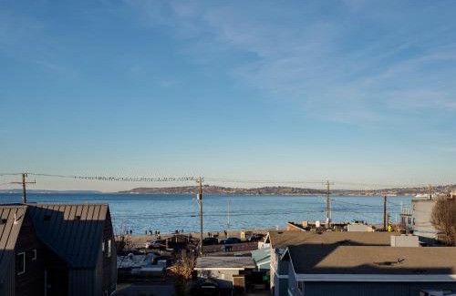 Alki House | Steps to Alki Beach with Water Views Rooftop deck