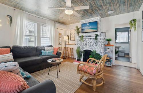 Hampton House | Steps to Beach Porch Grill - The Sister Cottages