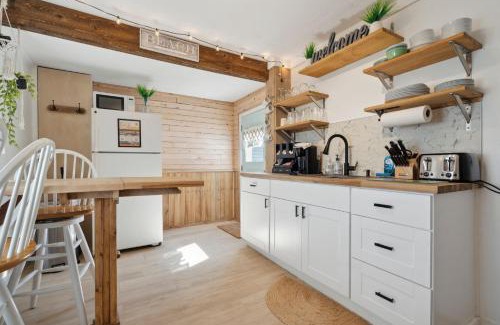 Hampton House | Steps to Beach Porch Grill - The Sister Cottages