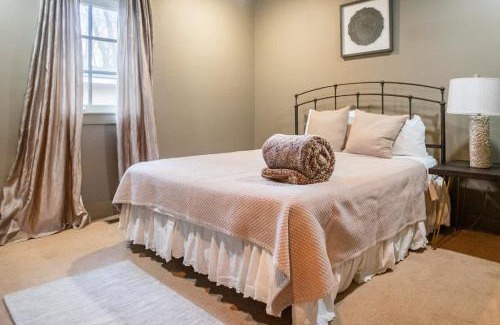 Downtown Apartment | Steps to Bentonville Square & Trails
