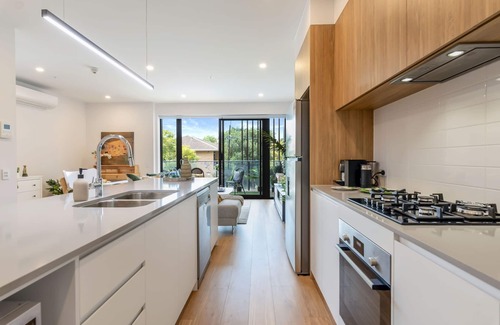Fullarton Apartment | Steps to City/Chic 2-B2b Oasis with Parking