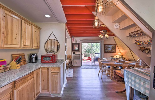 Granbury Cottage | Steps to Lake! Charming Cabin: Pool Access & Decks