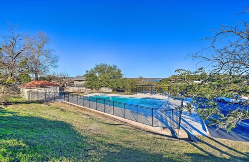 Granbury Cottage | Steps to Lake! Charming Cabin: Pool Access & Decks