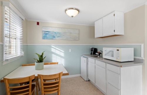 Falmouth Heights Apartment | Steps to Ocean: Cozy 2 Double Bed Stay with Deck