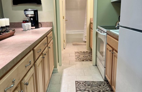 Mount Jackson Condo | Steps to slopes at Bryce Resort! Family-sized condo with balcony and fireplace