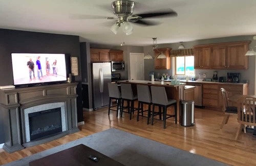 Dunkirk House | Steps to the beaches of Lake Erie 4BR, 3BA Beautiful House