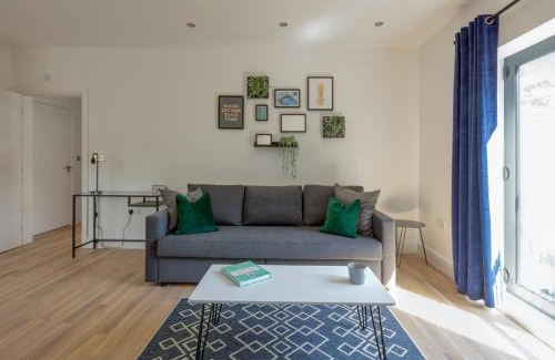 Stevenage Apartment | Stevenage Luxury 1 Bed Apartment Sleeps 4 WIFI Free Parking Secure by JM Short Lets