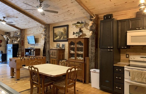 Flat Rock House | Steve’s Barn Lodge, Detroit River/Lake Erie