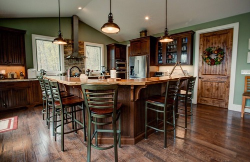 Laurel Ridge House | Sticks & Stones | NEW Construction, Elegantly Decorated, HOT TUB, Pet Friendly, Tons of Privacy!