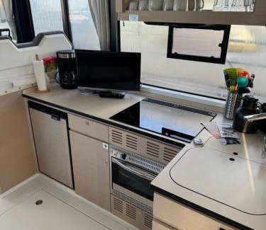 Werder Boat Rental | Stilvolle Bootsunterkunft für bis zu 4 Personen