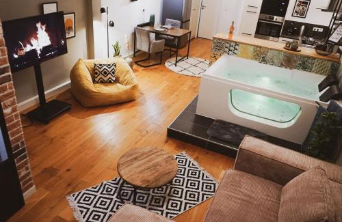 Mitte Apartment | Stilvolles City-Loft mit privatem Whirlpool