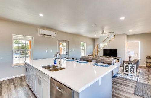 Gober House | Stocked Fishing Ponds Texas Getaway with Cows!
