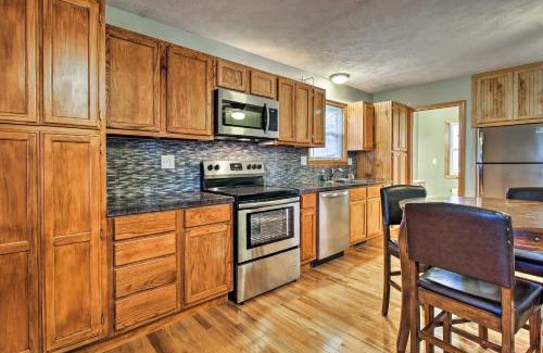 Umber View Heights Apartment | Stockton Lake Escape with Kitchen, Half Mile to Lake