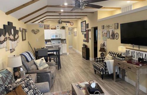 Fort Worth House | StockYards! Less than 4 minutes-Sleeps 8-Lee House