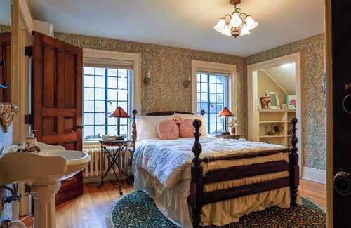 Burns Park Bed & Breakfast | Stone Chalet B&B Inn and Event Center