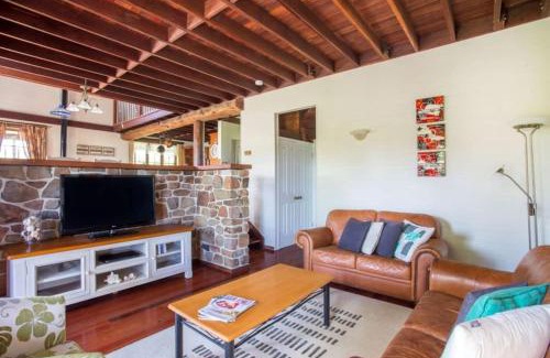 Woodstock House | Stone Cottage - vineyard estate w. fireplace