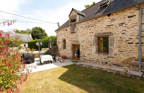 Guegon House | Stone cottage with modern cosy interior near to Josselin