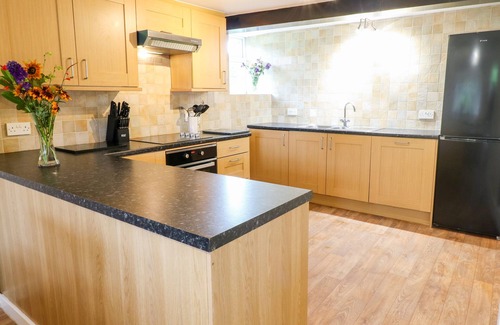 Hoylandswaine Cottage | STONE FARM COTTAGE, pet friendly, with a garden in Wortley