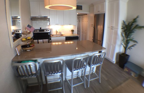 Stone Harbor Condo | Stone Harbor Bayfront retreat in ideal downtown location!