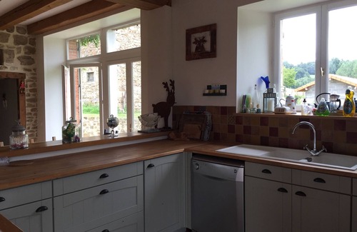 Saint-Dier-dʼAuvergne House | Stone house with heated pool and large wooded grounds WIFI